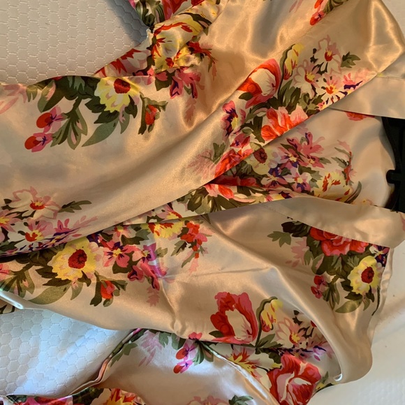 Satin robe - Picture 5 of 6